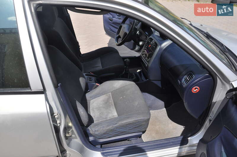 Лифтбек Mitsubishi Carisma 2000 в Львове