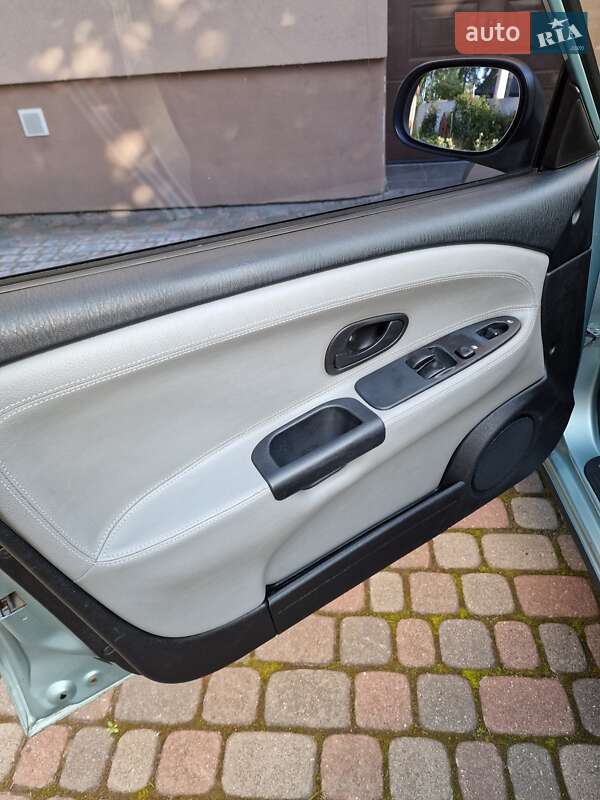 Седан Mitsubishi Carisma 2003 в Львові