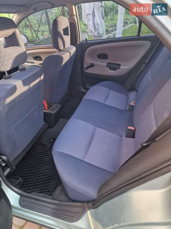 Седан Mitsubishi Carisma 2003 в Львові