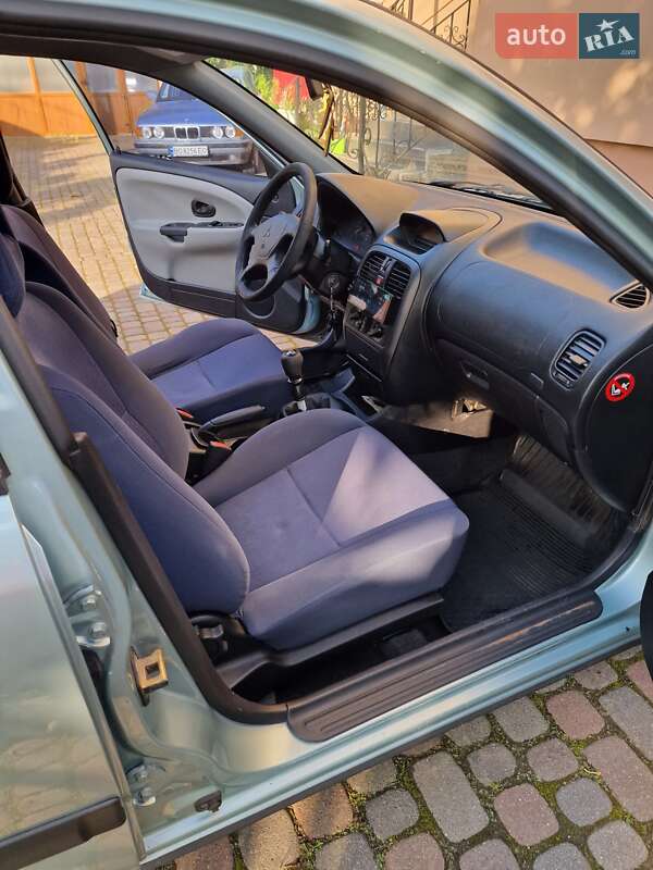 Седан Mitsubishi Carisma 2003 в Львові