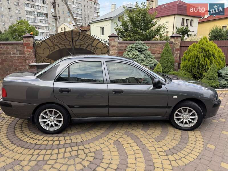 Седан Mitsubishi Carisma 2004 в Львове
