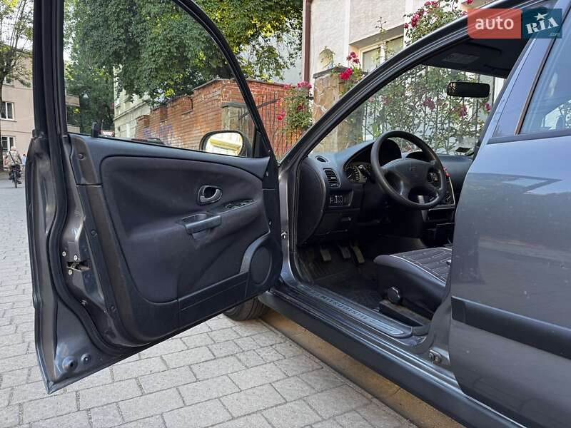 Седан Mitsubishi Carisma 2004 в Львове