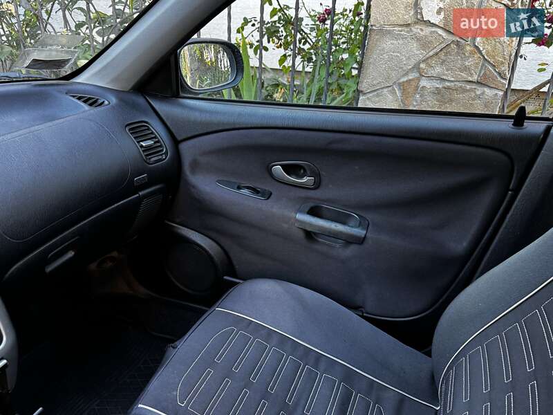 Седан Mitsubishi Carisma 2004 в Львове