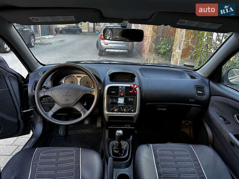 Седан Mitsubishi Carisma 2004 в Львове