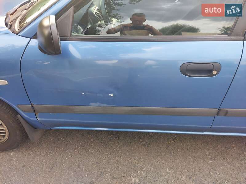 Седан Mitsubishi Carisma 2000 в Киеве