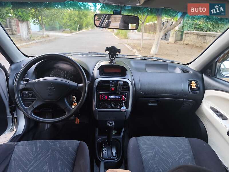 Лифтбек Mitsubishi Carisma 2002 в Белгороде-Днестровском