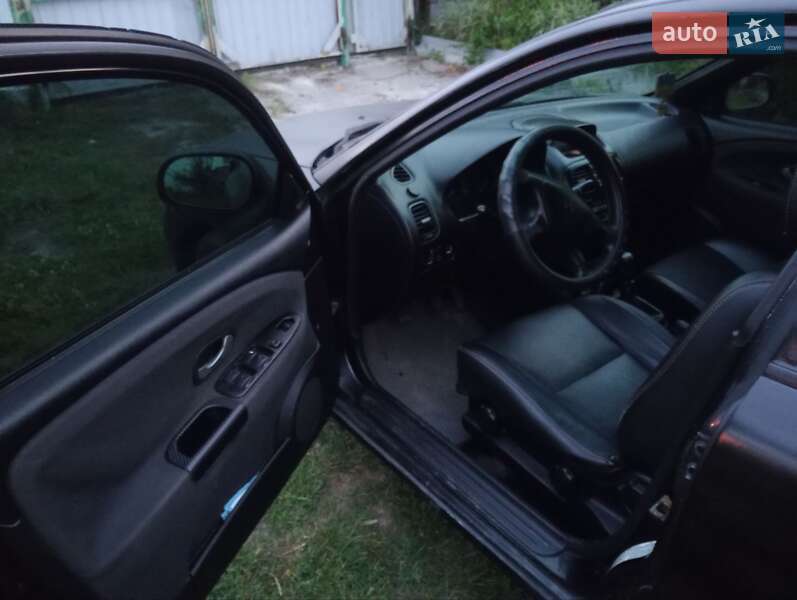 Седан Mitsubishi Carisma 2003 в Буче