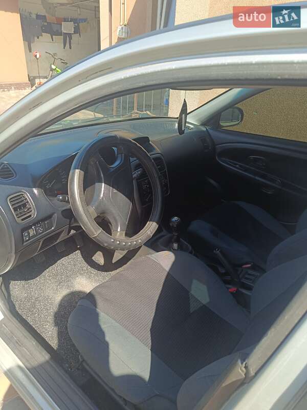 Седан Mitsubishi Carisma 2001 в Пятихатках