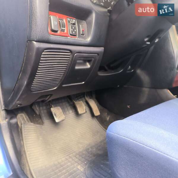 Седан Mitsubishi Carisma 2002 в Одесі