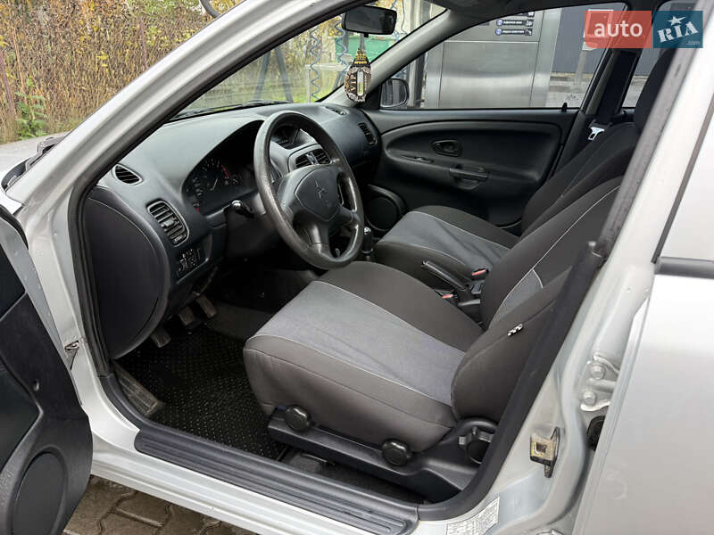 Седан Mitsubishi Carisma 2003 в Яготині