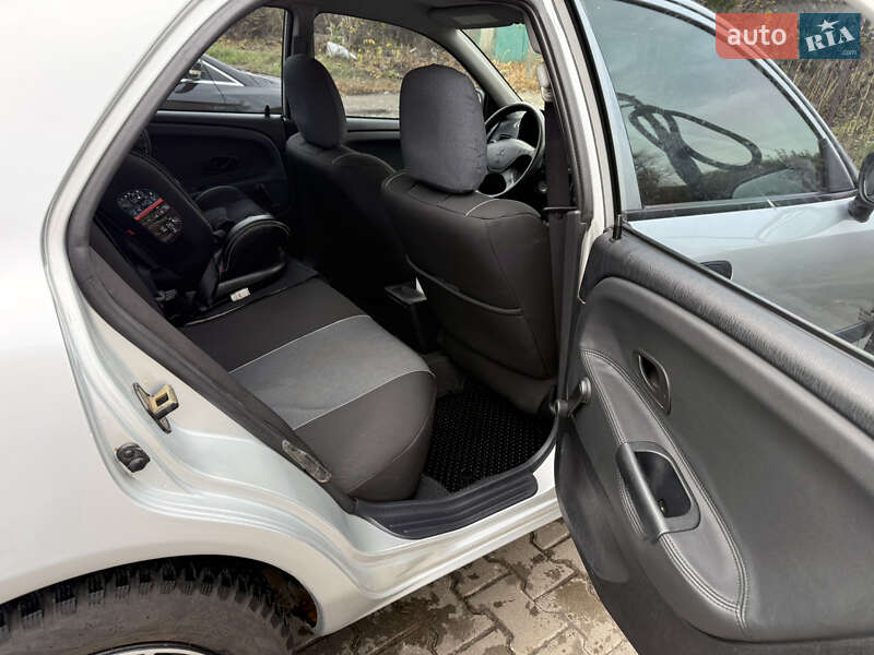 Седан Mitsubishi Carisma 2003 в Яготині