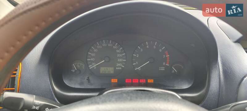 Седан Mitsubishi Carisma 2001 в Монастырище