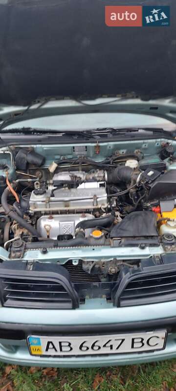 Седан Mitsubishi Carisma 2003 в Бершаді