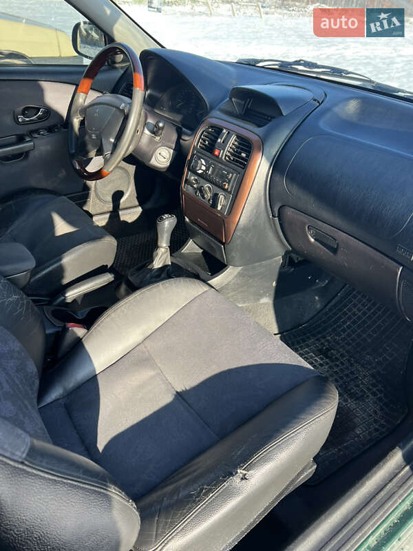 Седан Mitsubishi Carisma 2000 в Львові