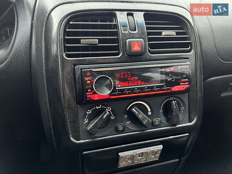 Седан Mitsubishi Carisma 2002 в Львові