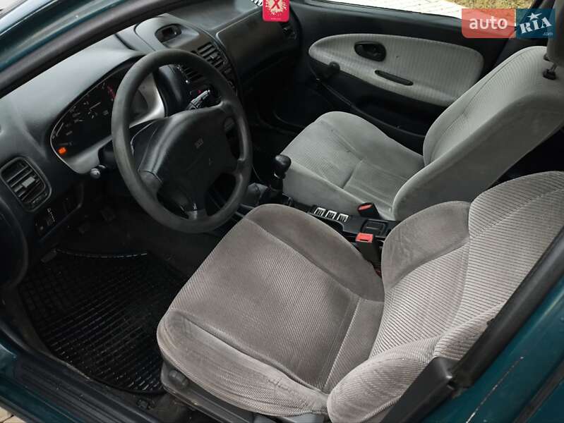 Ліфтбек Mitsubishi Carisma 1996 в Надвірній