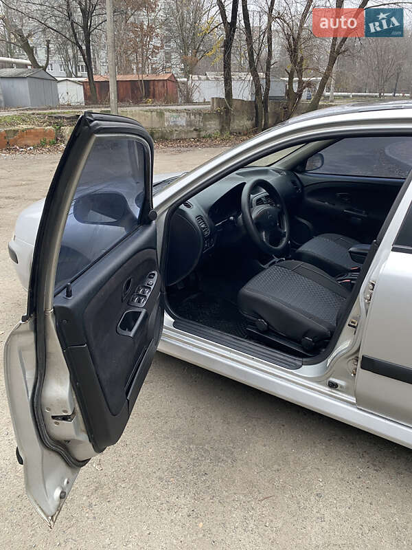 Седан Mitsubishi Carisma 2001 в Днепре