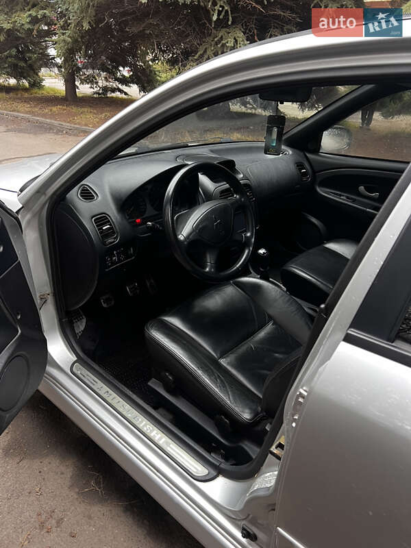 Седан Mitsubishi Carisma 2003 в Львове