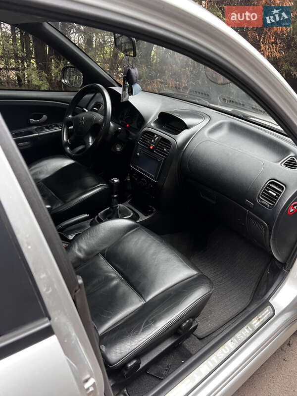 Седан Mitsubishi Carisma 2003 в Львове