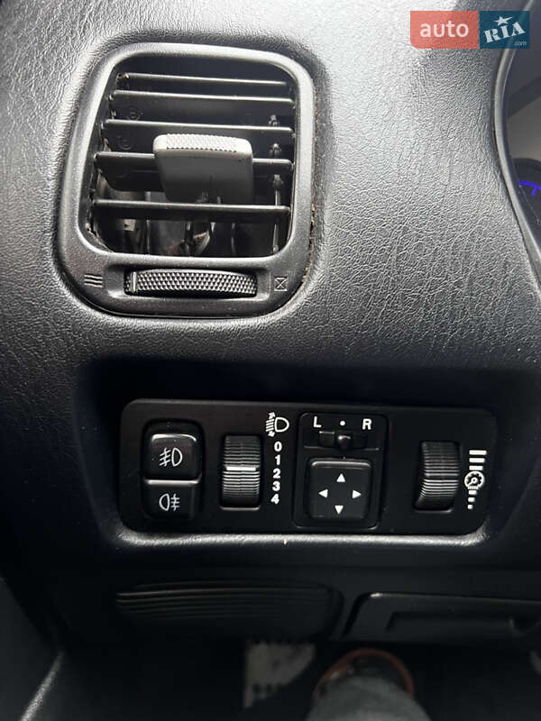 Седан Mitsubishi Carisma 2003 в Львове