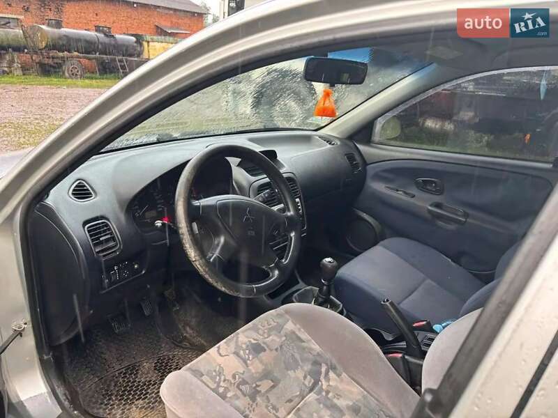 Седан Mitsubishi Carisma 2003 в Івано-Франківську