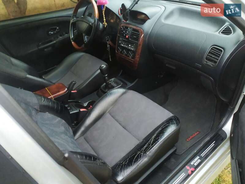 Лифтбек Mitsubishi Carisma 2003 в Мостиске