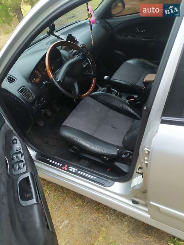 Лифтбек Mitsubishi Carisma 2003 в Мостиске