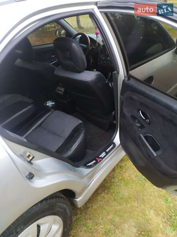 Лифтбек Mitsubishi Carisma 2003 в Мостиске