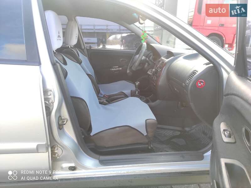 Ліфтбек Mitsubishi Carisma 2001 в Дубні