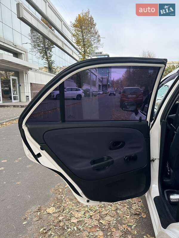 Седан Mitsubishi Carisma 2000 в Киеве