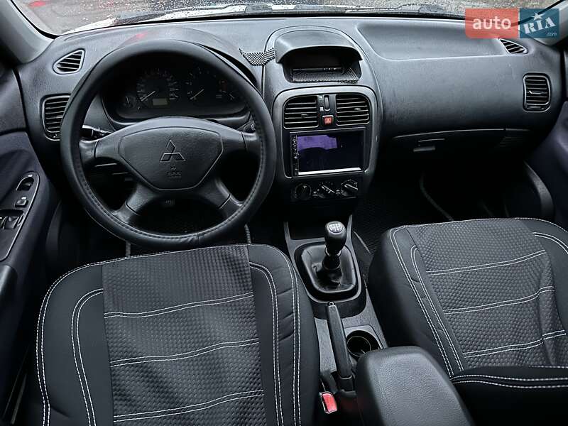 Седан Mitsubishi Carisma 2000 в Киеве
