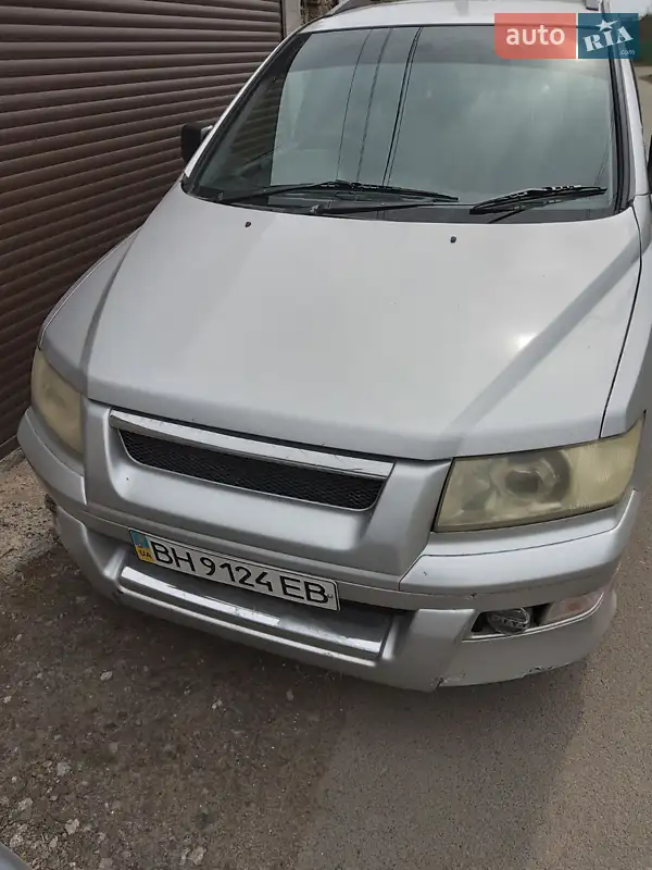 Mitsubishi Chariot 2000