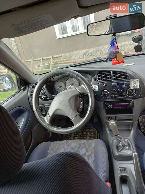 Хэтчбек Mitsubishi Colt 1996 в Новоселице