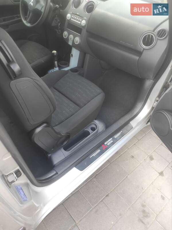 Хэтчбек Mitsubishi Colt 2007 в Остроге фото 11 Хэтчбек Mitsubishi Colt 2007 в Остроге