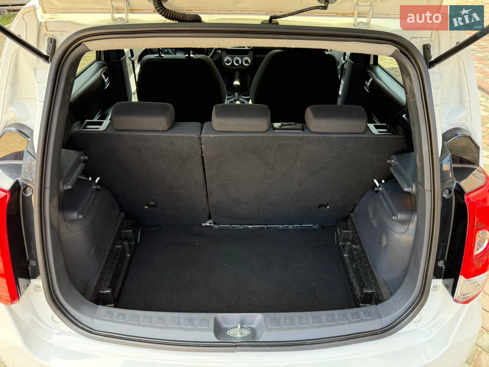 2010 Mitsubishi Colt - мініатюра 32