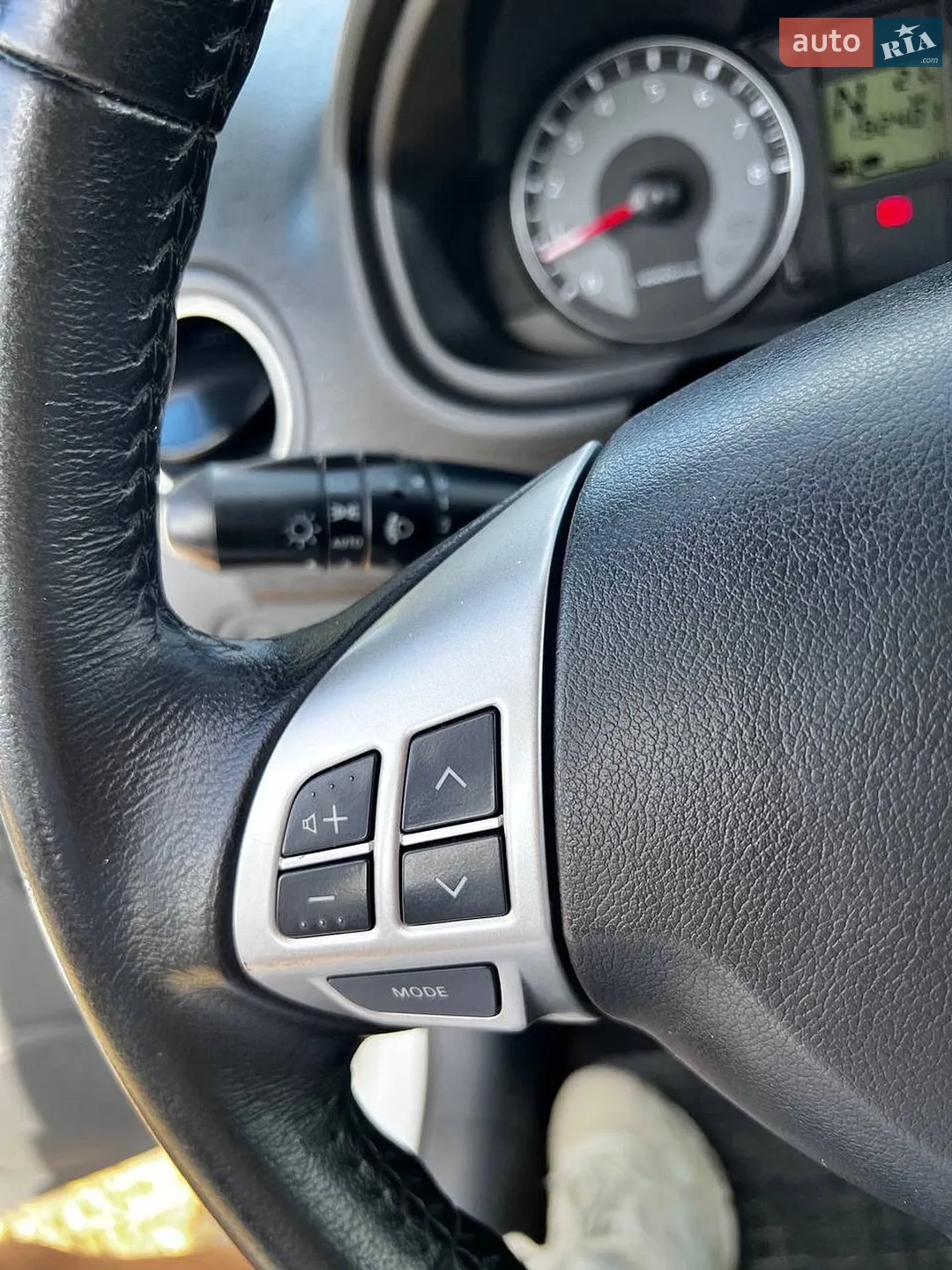 2012 Mitsubishi Colt - мініатюра 38