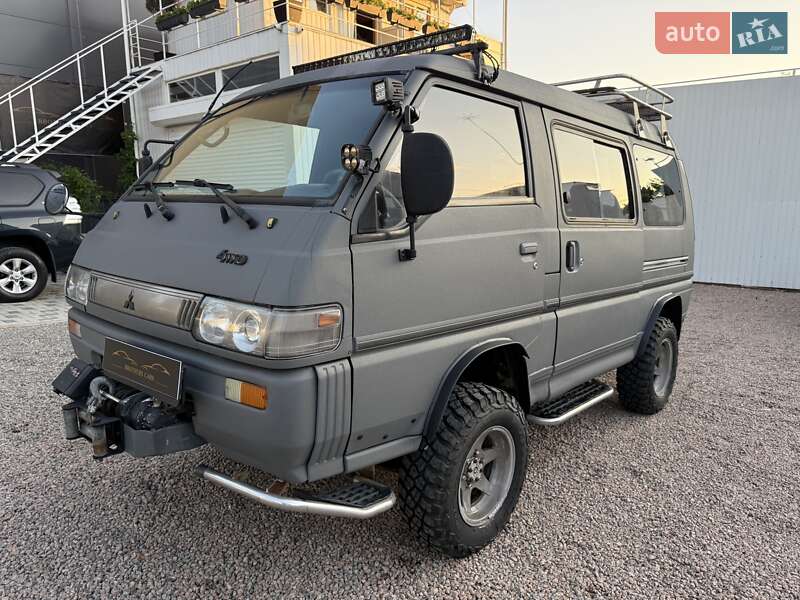 Mitsubishi Delica 1990