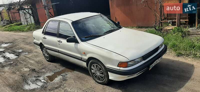 Седан Mitsubishi Galant 1988 в Шептицькому