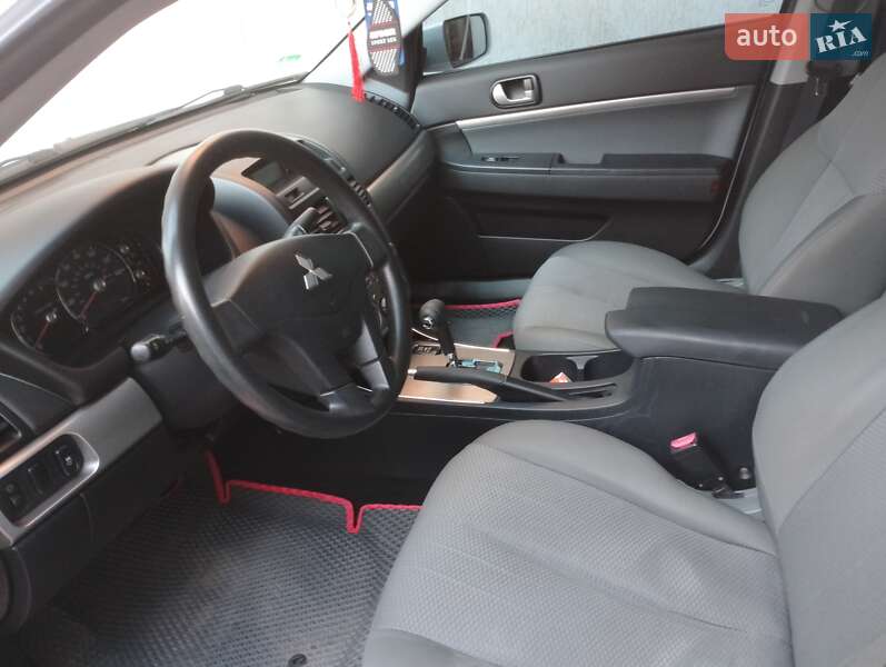 Седан Mitsubishi Galant 2010 в Киеве