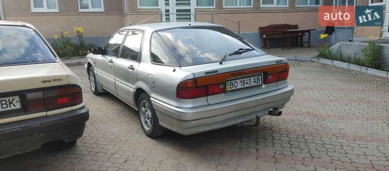 Ліфтбек Mitsubishi Galant 1989 в Чернівцях