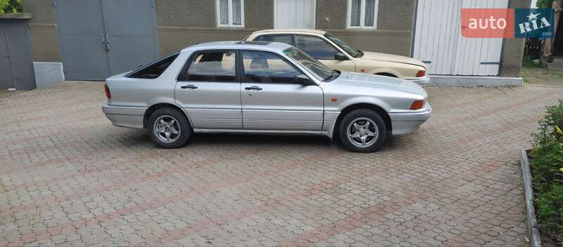 Ліфтбек Mitsubishi Galant 1989 в Чернівцях
