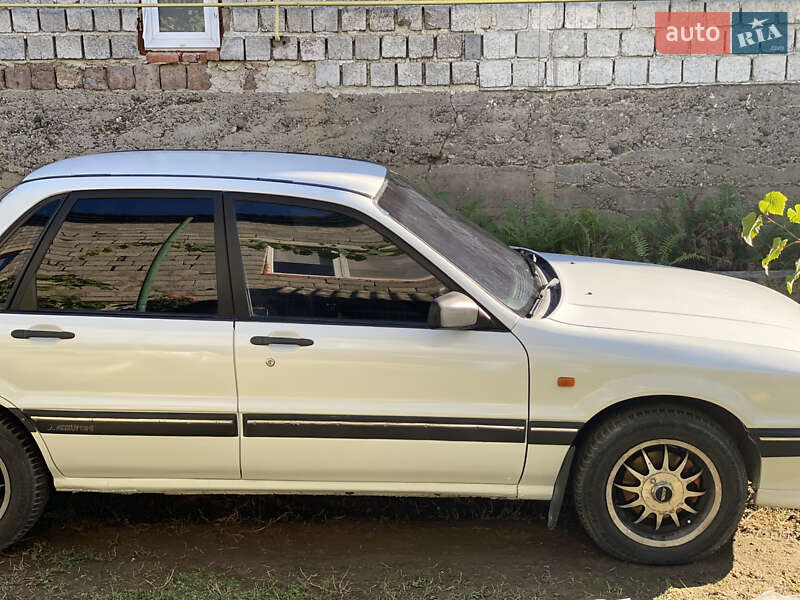 Седан Mitsubishi Galant 1988 в Виноградове