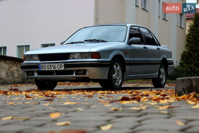 Седан Mitsubishi Galant 1989 в Кременце