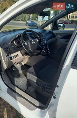 Минивэн Mitsubishi Grandis 2010 в 