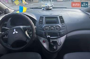 Минивэн Mitsubishi Grandis 2006 в 