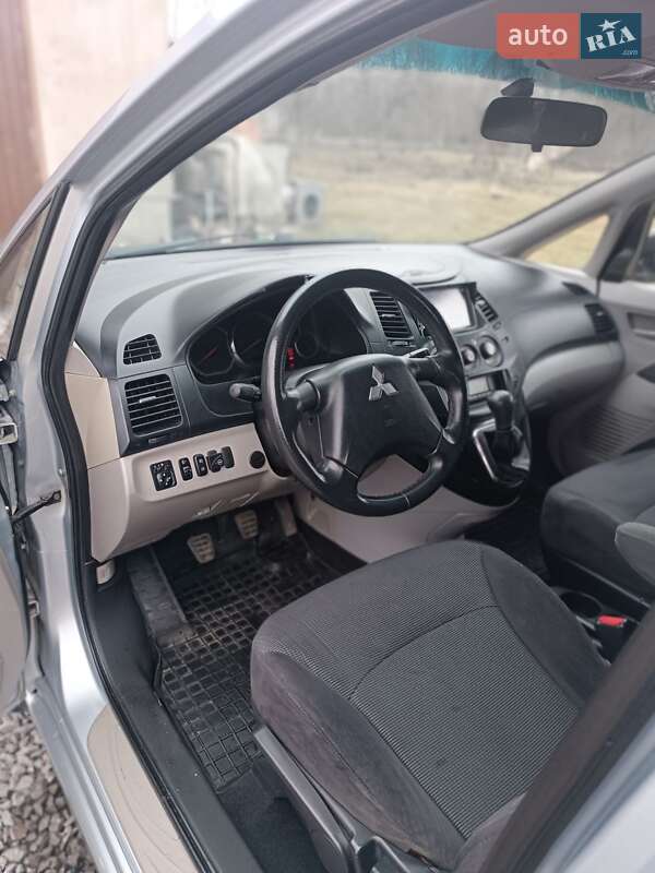 Минивэн Mitsubishi Grandis 2006 в Кременце