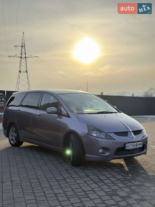 Минивэн Mitsubishi Grandis 2004 в Долине