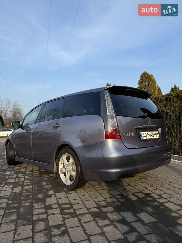 Минивэн Mitsubishi Grandis 2004 в Долине