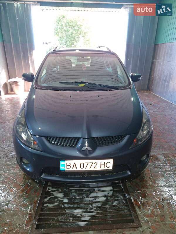 Минивэн Mitsubishi Grandis 2005 в 