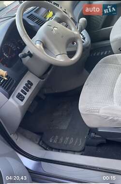 Минивэн Mitsubishi Grandis 2004 в 